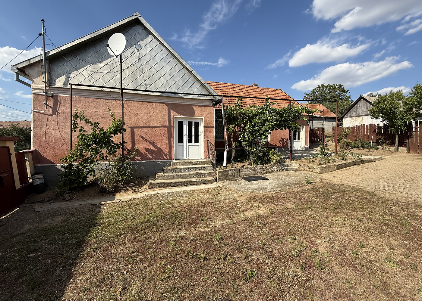 2_Casa cu teren 8000 mp. - Cetariu - 133.000 €