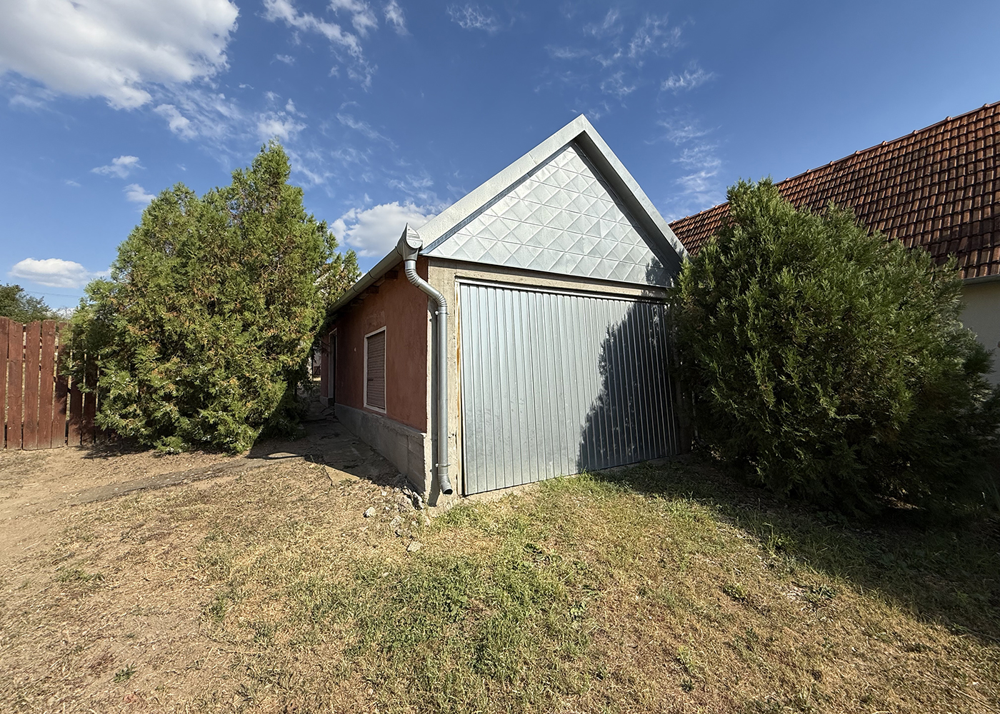 3_Casa cu teren 8000 mp. - Cetariu - 133.000 €