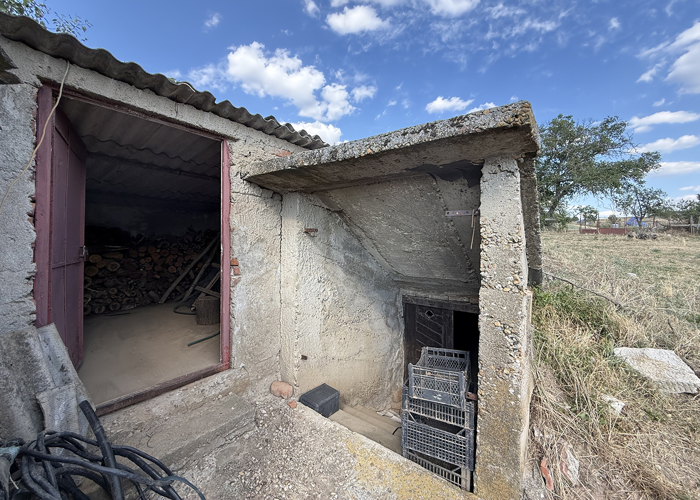 13_Casa cu teren 8000 mp. - Cetariu - 133.000 €