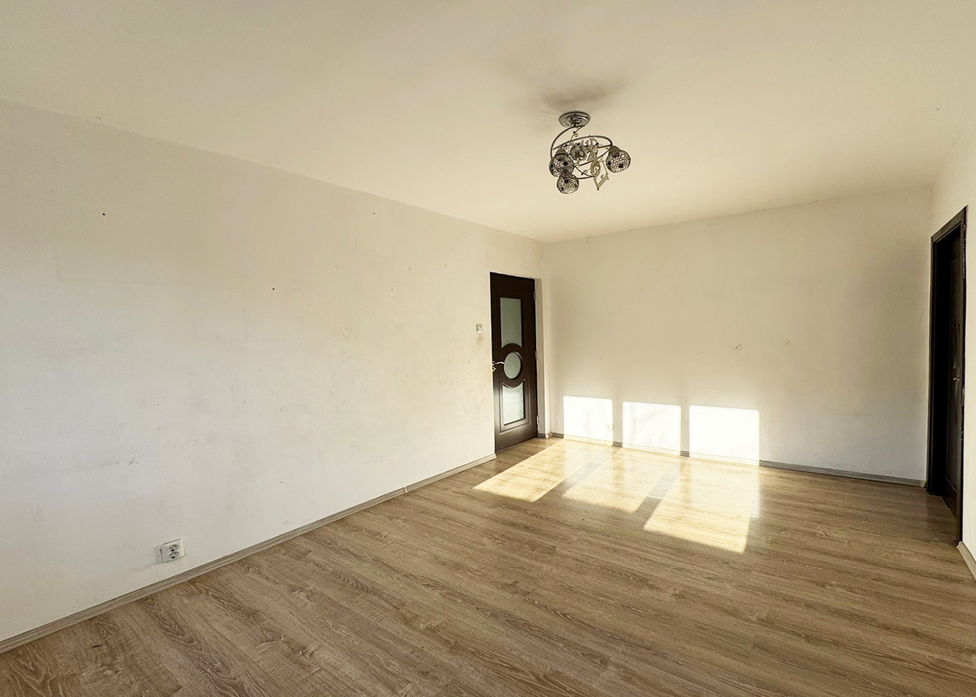 7_Apartament cu 3 camere - Etajul II. - 74.900 €